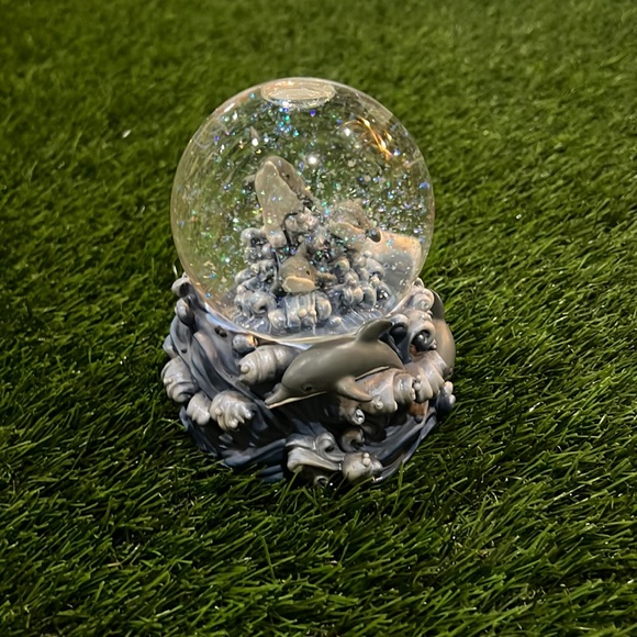 Musical Dolphin Snow Globe - Picture 1 of 7